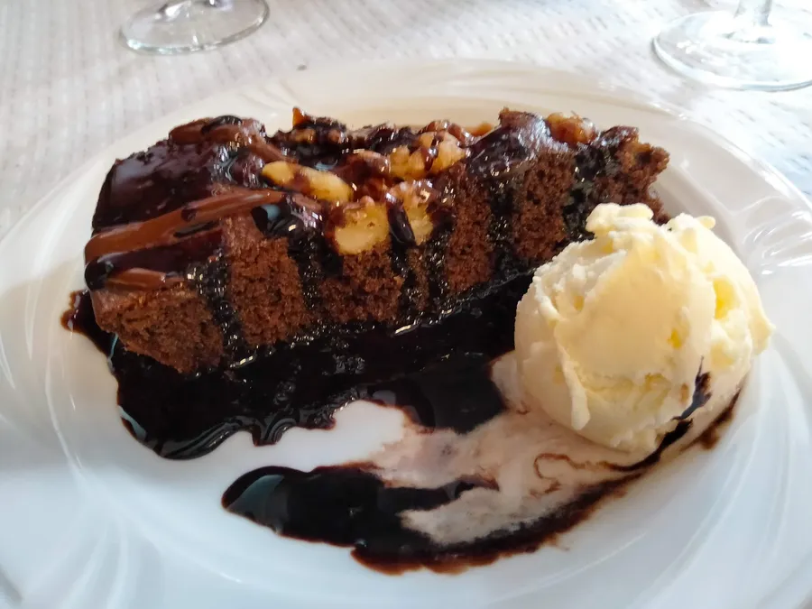 Brownie con helado de vainilla y chocolate