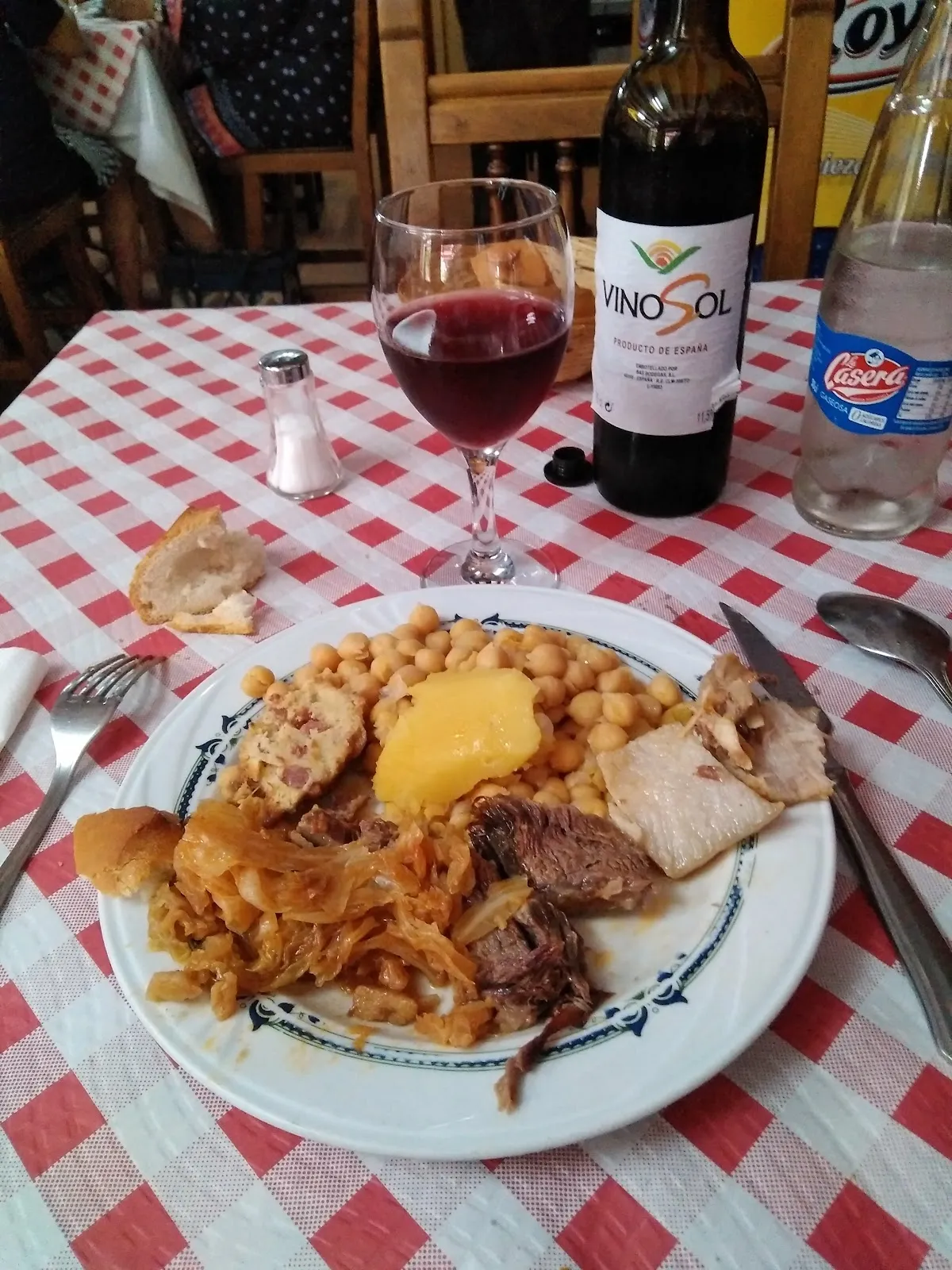 Un plato de cocido madrileño con garbanzos, carne y verdura