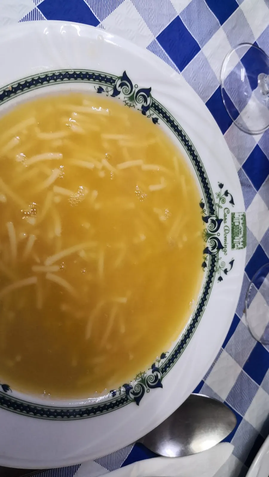 Un plato de sopa del cocido con fideos